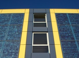 Weliswaar niet in de vorm van luiken, maar wel verticaal: bij dit appartementencomplex in Lausanne (Zwitserland) zijn de zonnepanelen langs de façade aangebracht. Het nog te bouwen EnergyHotel in Ede gaat iets vergelijkbaars doen.