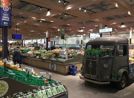 De Carrefour in Villiers-en-Bière (Frankrijk), met 24.000 vierkante meter de grootste supermarkt van Europa. In Nederland is het fenomeen hypermarché nooit echt aangeslagen.