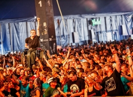 Normal_zwarte_cross__man_in_rolstoel__handjes_in_de_lucht