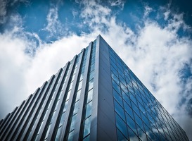 Normal_hotel__gebouw__gevel__glas__wolken