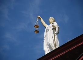 Normal_normal_vrouwe_justitia__standbeeld