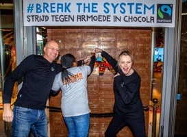 Normal_normal_presentatrice_tess_milne_en_cacaoboerin_assata_doumbia_verrichten_opening_chocoladepopupstore_op_utrecht_centraal