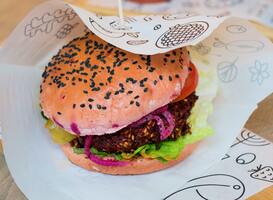Eindhovenaren genieten van roze hamburgers met blauwe saus bij Vegan Junkfood Bar 