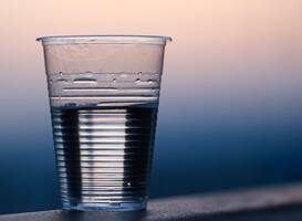 Vanaf 1 juli 2023 moeten consumenten bijbetalen voor plastic bekers