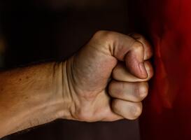 Bebloede hotelgast met strootstootwapen uit Van der Valk Gilze gezet