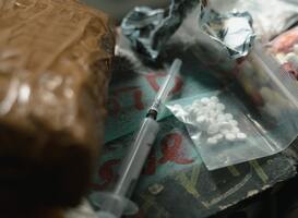 Grote inval bij Café Friends in Apeldoorn: pand verzegeld en gesloten