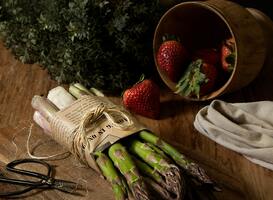 Het besluit valt zwaar voor Etten-Leur. Gilbert Sweep spreekt van ‘een amputatie van een stukske Etten-Leur’. Het raakt zijn wijn- en aspergeboerderij De Santspuy. Volgens Sweep is het een eer om aan zo’n restaurant te mogen leveren, maar nu gaan ze dicht