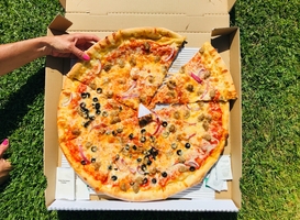 Normal_sausage-and-red-onion-pizza-with-added-black-olive-2021-08-29-20-45-08-utc