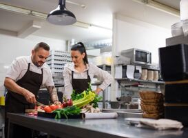 Normal_chef-teaching-how-to-cook-cutting-vegetables-indo-2022-01-19-01-06-56-utc__1_