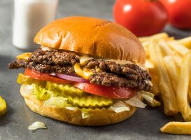Normal_cheeseburger__smashburger__friet__tomaat