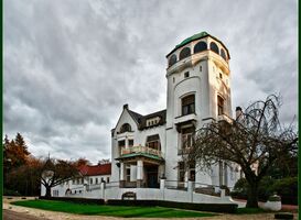 Normal_jachtslot_mookerheide__jachtslot_de_mookerheide_door_bert_kaufmann__cc_by-sa_2.0__httpscreativecommons.orglicensesby-sa2.0ref_openverse.