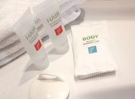 Normal_complimentary-toiletries-in-a-hotel-room-bathroom-2022-11-15-16-46-36-utc__1_