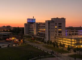 De Ierse kroeg De Pub brengt weer horeca naar popcentrum PopEi / Foto: "Strijp-S, 1 hour after sundown (klokgebouw)" door elcojacobs (CC BY-SA 2.0) https://creativecommons.org/licenses/by-sa/2.0/?ref=openverse.