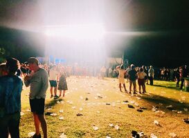 Normal_festivalterrein__plastic_bekers__wegwerpplastic