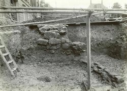 Normal_opgraving_domplein_te_utrecht_in_1933_met_oa_romeinse_barakmuur