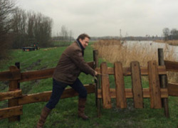 Normal_gedeputeerde_rogier_van_der_sande_opent_hek