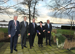 Normal_burgemeester_frans_buyserd_van_nieuwkoop__bart_krol_gedeputeerde_utrecht__han_weber__gedeputeerde_zuid-holland__staatssecretaris_dijksma_en_wethouder_nieuwkoop_guus_elkhuizen