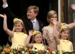 Normal_koninklijke_familie_zwaaien_balkon_willem_alexander_maxima_amalia_alexia_ariane