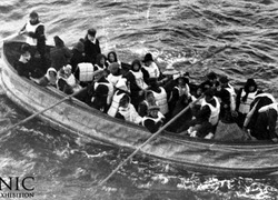 Normal_titanic_lifeboat_reddingsboot_mensen