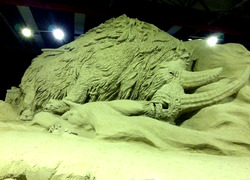 Normal_zandsculptuur_neushoorn