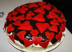 Normal_taart_met_rode_harten_valentijn