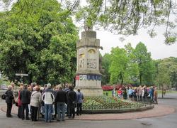 Normal_stadswandeling_bij_het_nassaumonument_breda